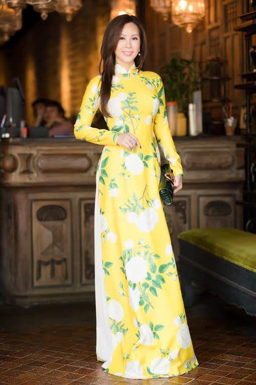 HH Đỗ Mỹ Linh, Lý Nhã Kỳ amp;#34;gây náo loạnamp;#34; khi diện áo dài tại phố đi bộ - 8