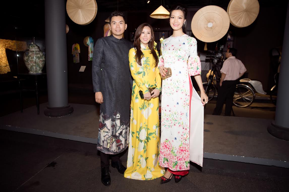 HH Đỗ Mỹ Linh, Lý Nhã Kỳ amp;#34;gây náo loạnamp;#34; khi diện áo dài tại phố đi bộ - 9