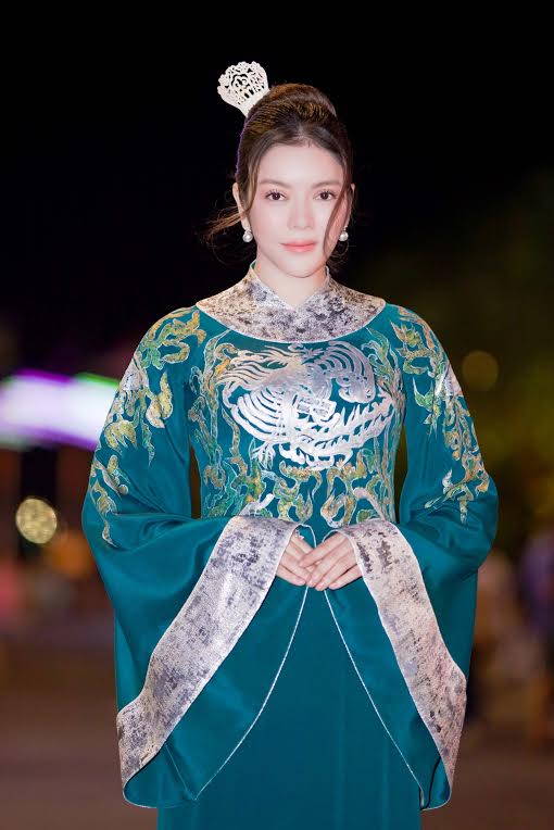 HH Đỗ Mỹ Linh, Lý Nhã Kỳ amp;#34;gây náo loạnamp;#34; khi diện áo dài tại phố đi bộ - 4