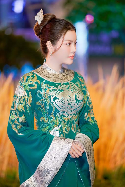 HH Đỗ Mỹ Linh, Lý Nhã Kỳ amp;#34;gây náo loạnamp;#34; khi diện áo dài tại phố đi bộ - 5