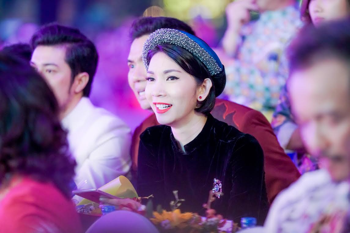 HH Đỗ Mỹ Linh, Lý Nhã Kỳ amp;#34;gây náo loạnamp;#34; khi diện áo dài tại phố đi bộ - 10