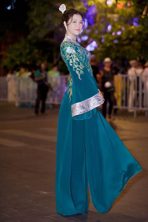 HH Đỗ Mỹ Linh, Lý Nhã Kỳ amp;#34;gây náo loạnamp;#34; khi diện áo dài tại phố đi bộ - 6