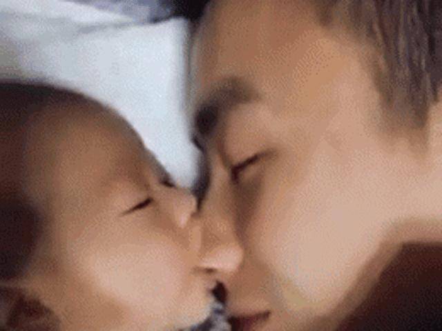 Em bé siêu háu ăn nhầm mũi bố là ti mẹ