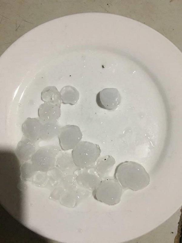 Lào Cai bất ngờ xuất hiện mưa đá, người dân phải lấy chăn bảo vệ ô tô - 6