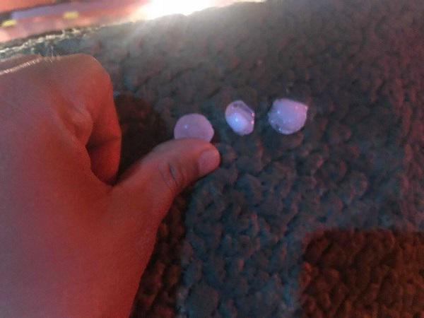 Lào Cai bất ngờ xuất hiện mưa đá, người dân phải lấy chăn bảo vệ ô tô - 5