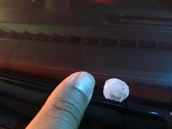 Lào Cai bất ngờ xuất hiện mưa đá, người dân phải lấy chăn bảo vệ ô tô - 3