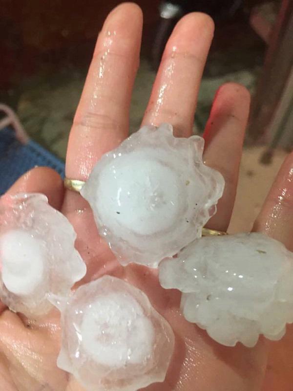 Lào Cai bất ngờ xuất hiện mưa đá, người dân phải lấy chăn bảo vệ ô tô - 1