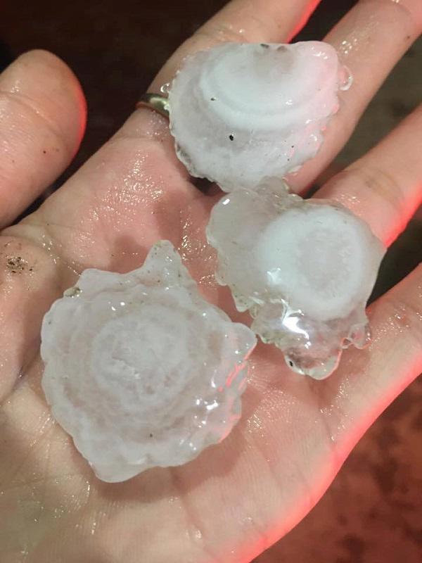 Lào Cai bất ngờ xuất hiện mưa đá, người dân phải lấy chăn bảo vệ ô tô - 2