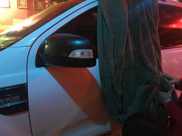 Lào Cai bất ngờ xuất hiện mưa đá, người dân phải lấy chăn bảo vệ ô tô - 4