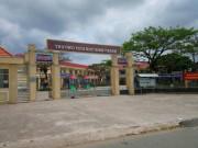 Tin tức - Làm học sinh sợ đến trường, một giáo viên phải quỳ gối xin lỗi phụ huynh