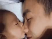 Clip Eva - Em bé "siêu háu ăn" nhầm mũi bố là "ti" mẹ