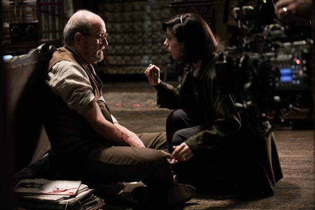 Người đẹp và thủy quái: Bản tình ca dành cho những số phận sống bên lề xã hội - 8