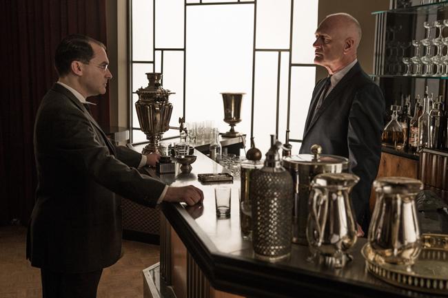 Người đẹp và thủy quái: Bản tình ca dành cho những số phận sống bên lề xã hội - 6