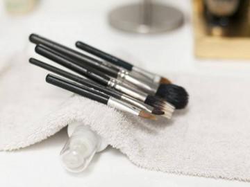 3 cách vệ sinh cọ trang điểm nằm lòng để da không bao giờ nổi mụn nhé các nàng