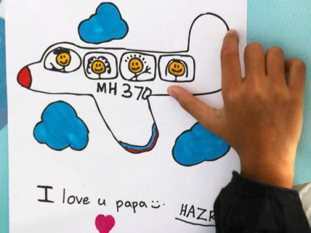 4 năm vụ MH370 mất tích bí ẩn: Cậu bé 7 tuổi vẫn tin bố làm ở xa chưa về