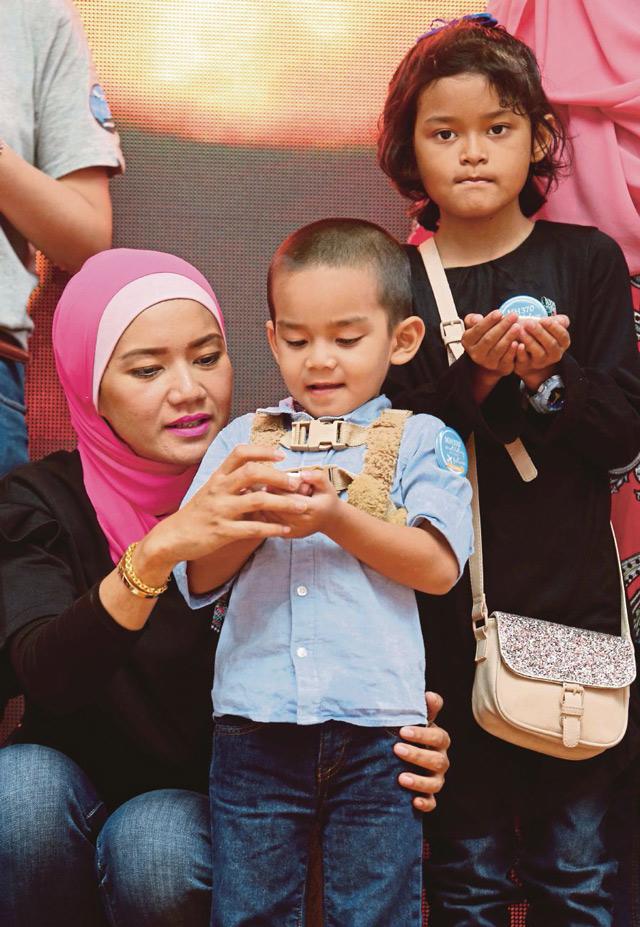 4 năm sau thảm kịch MH370: Bé gái 9 tuổi hàng ngày ôm ảnh bố đi ngủ - 1