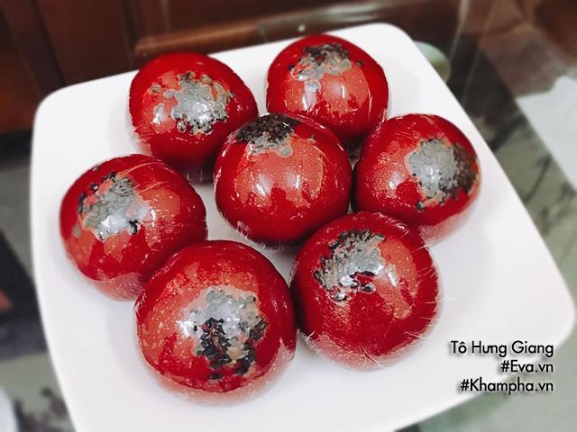 Bánh gato nhân đậu xanh mềm, thơm ngon, có màu đỏ như quả hồng chín.
