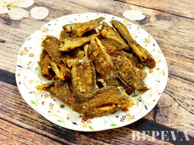 Nắng lên, bữa cơm với cá rô đồng rán giòn, tràng heo luộc đắt khách