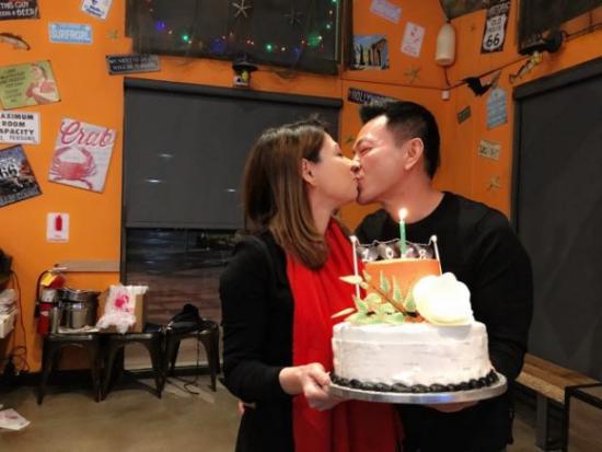 Bạn trai Việt kiều hôn Thanh Thảo đắm đuối trong tiệc sinh nhật cô - 2