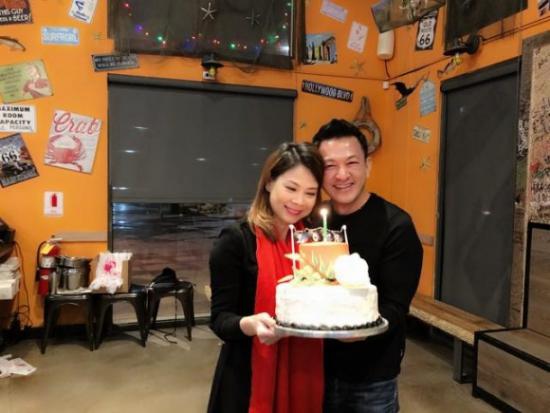 Bạn trai Việt kiều hôn Thanh Thảo đắm đuối trong tiệc sinh nhật cô - 1