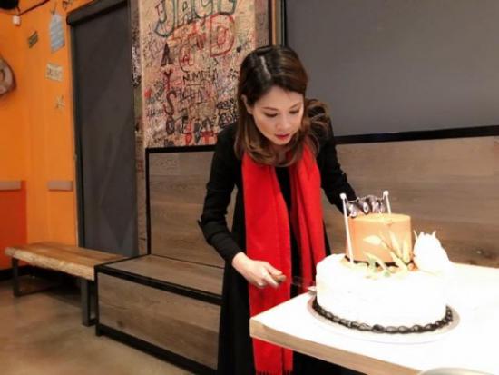 Bạn trai Việt kiều hôn Thanh Thảo đắm đuối trong tiệc sinh nhật cô - 3