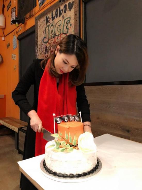 Bạn trai Việt kiều hôn Thanh Thảo đắm đuối trong tiệc sinh nhật cô - 4