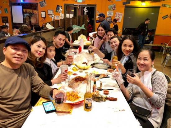 Bạn trai Việt kiều hôn Thanh Thảo đắm đuối trong tiệc sinh nhật cô - 6