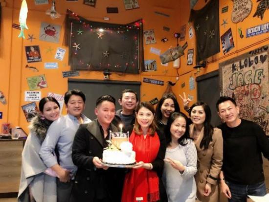 Bạn trai Việt kiều hôn Thanh Thảo đắm đuối trong tiệc sinh nhật cô - 7