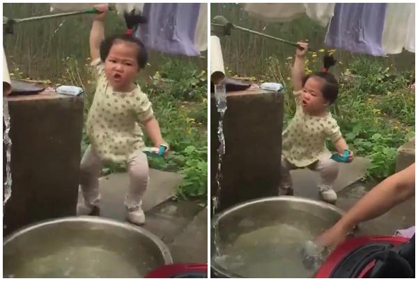 Đánh đu người bơm nước cho mẹ giặt quần áo, bé gái khiến cư dân mạng thích thú - 2
