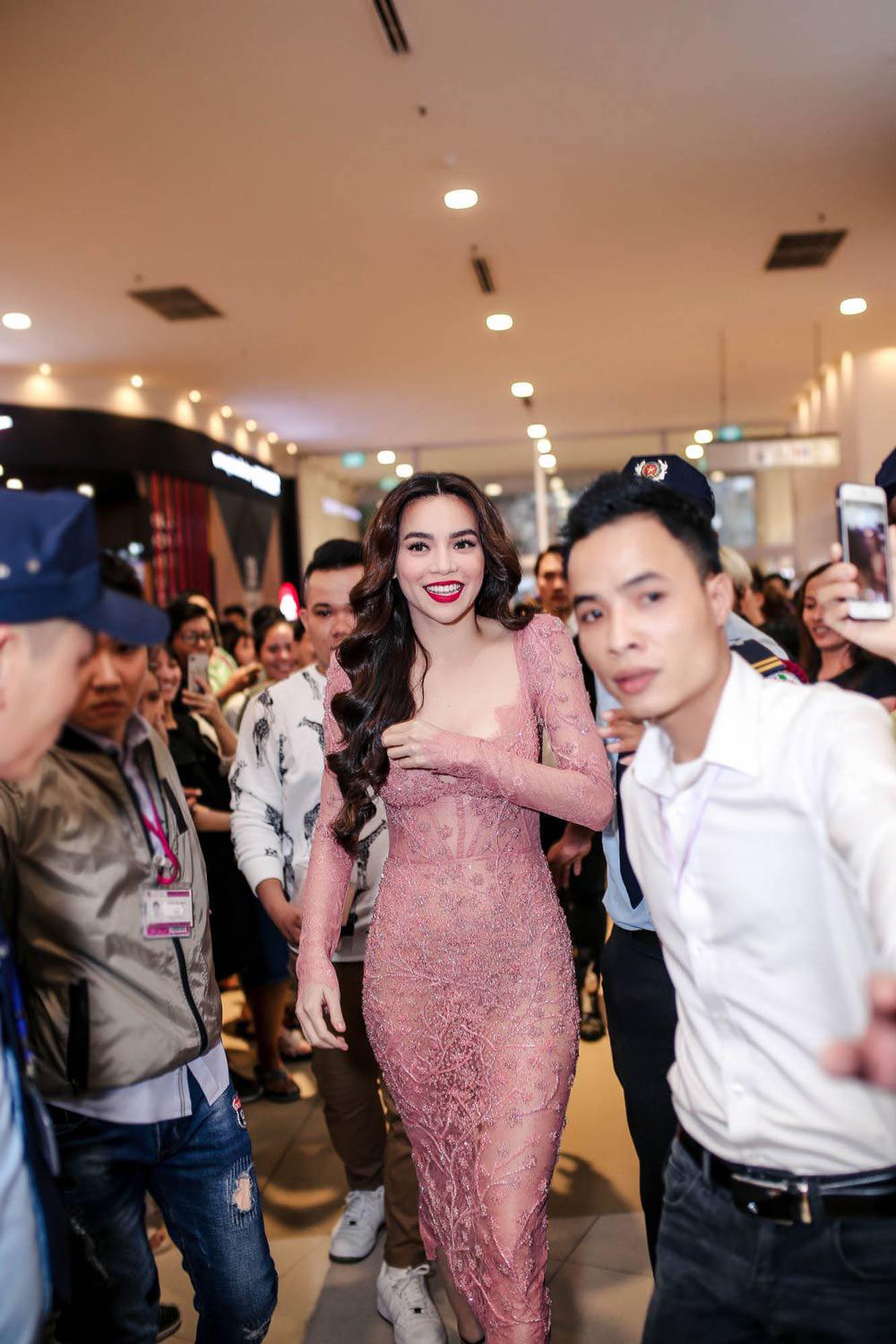 Diện váy xuyên thấu xẻ bạo, Hồ Ngọc Hà tự tin hôn Kim Lý thắm thiết - 2