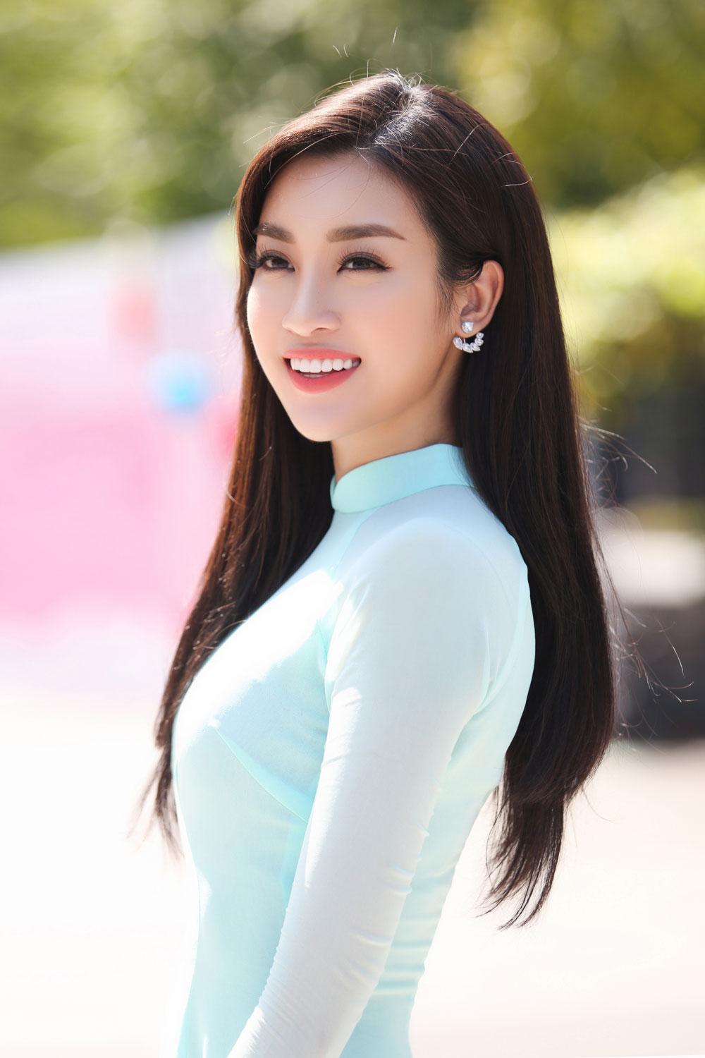 HH Đỗ Mỹ Linh, Lý Nhã Kỳ amp;#34;gây náo loạnamp;#34; khi diện áo dài tại phố đi bộ - 1