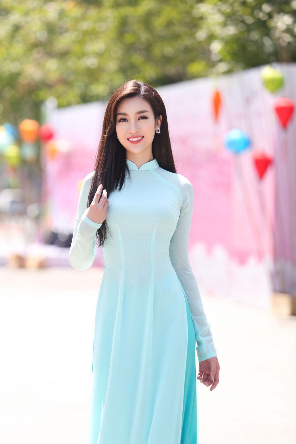 HH Đỗ Mỹ Linh, Lý Nhã Kỳ amp;#34;gây náo loạnamp;#34; khi diện áo dài tại phố đi bộ - 2