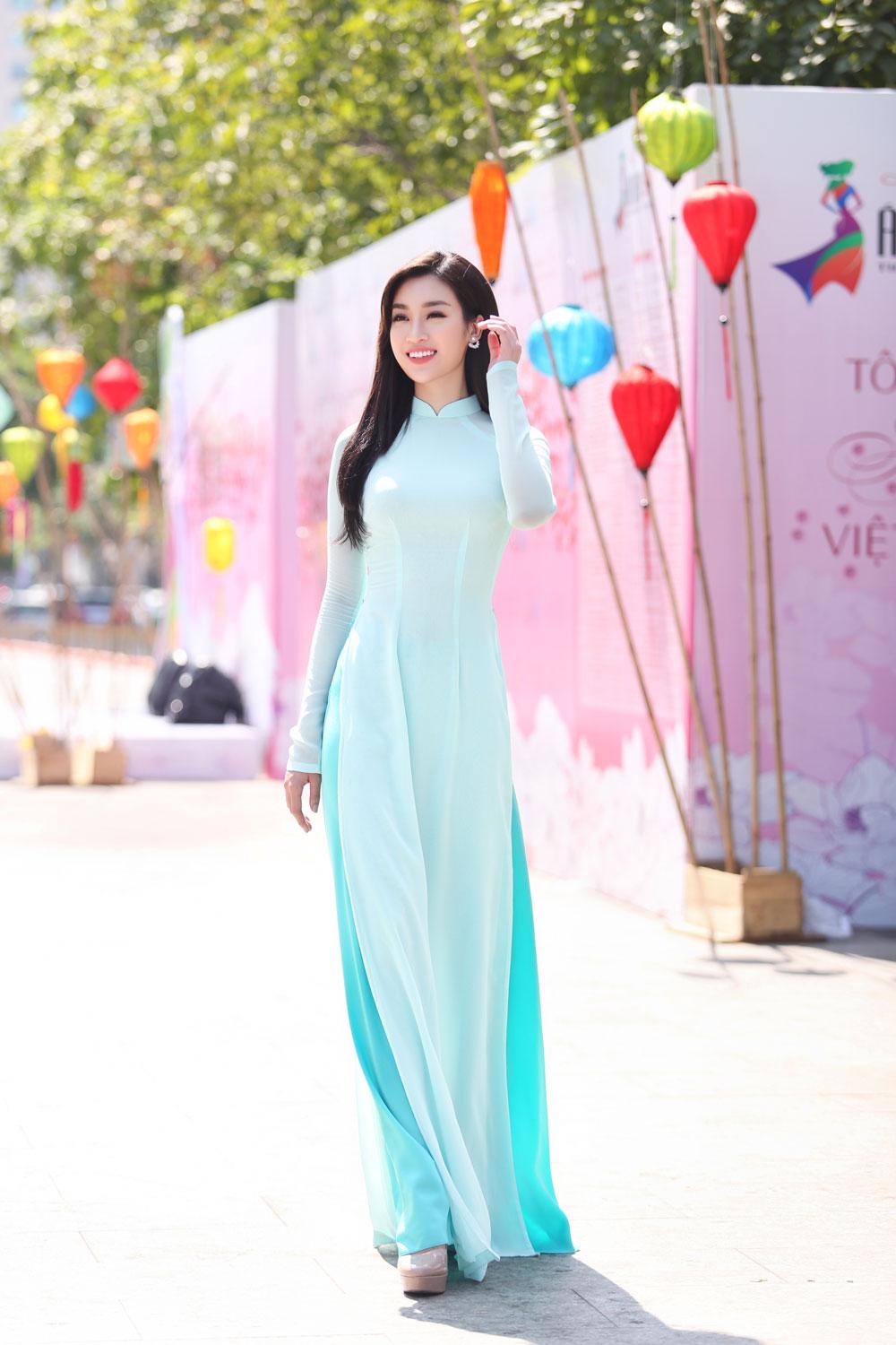 HH Đỗ Mỹ Linh, Lý Nhã Kỳ amp;#34;gây náo loạnamp;#34; khi diện áo dài tại phố đi bộ - 3