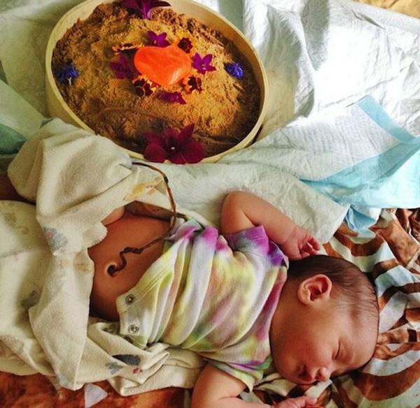 Mẹ Hưng Yên gây sốc khi tự đẻ con, không cắt dây rốn, để nguyên nhau thai suốt 6 ngày - 4