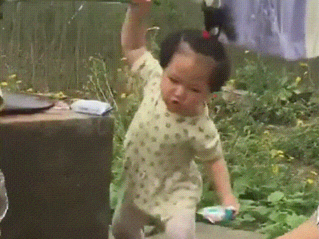 Đánh đu người bơm nước cho mẹ giặt quần áo, bé gái khiến cư dân mạng thích thú - 3