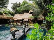 Nhà đẹp - Bỏ biệt thự phố, NTK Việt dựng nhà tranh vách đất giữa lòng Sài Gòn, sống giản dị an yên