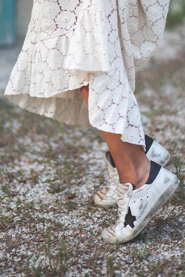 Mẹo xử lý vết ố bẩn, bã kẹo cao su trên giày chị em nên biết! - 1