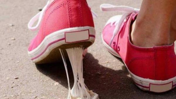 Mẹo xử lý vết ố bẩn, bã kẹo cao su trên giày chị em nên biết! - 2