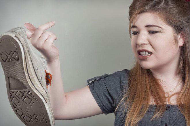 Mẹo xử lý vết ố bẩn, bã kẹo cao su trên giày chị em nên biết! - 4