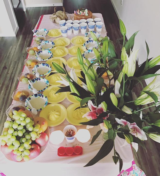 Sao Việt 24h: amp;#34;Bố bỉm sữaamp;#34; Lam Trường và vợ tự nấu xôi, nấu chè mừng sinh nhật con gái - 1