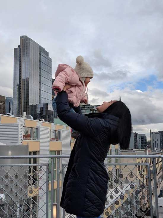 Sao Việt 24h: amp;#34;Bố bỉm sữaamp;#34; Lam Trường và vợ tự nấu xôi, nấu chè mừng sinh nhật con gái - 6