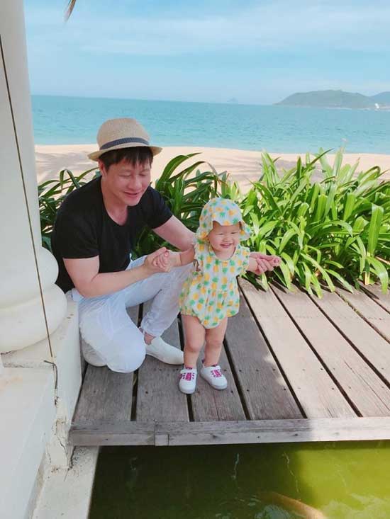 Sao Việt 24h: amp;#34;Bố bỉm sữaamp;#34; Lam Trường và vợ tự nấu xôi, nấu chè mừng sinh nhật con gái - 7