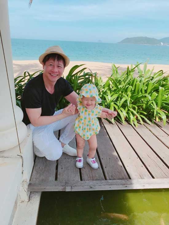 Sao Việt 24h: amp;#34;Bố bỉm sữaamp;#34; Lam Trường và vợ tự nấu xôi, nấu chè mừng sinh nhật con gái - 8