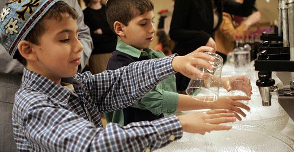 Trẻ đòi mua đồ chơi, cha mẹ ở amp;#34;nước của những tỷ phúamp;#34; dạy con bằng cách cho ngay tiền - 1