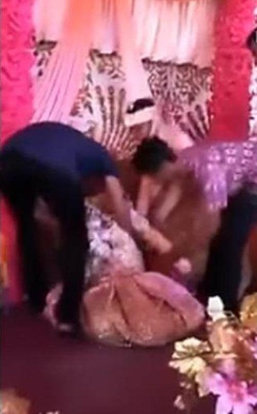 Cô dâu khóc như mưa ôm chặt bạn trai cũ trong đám cưới - 2