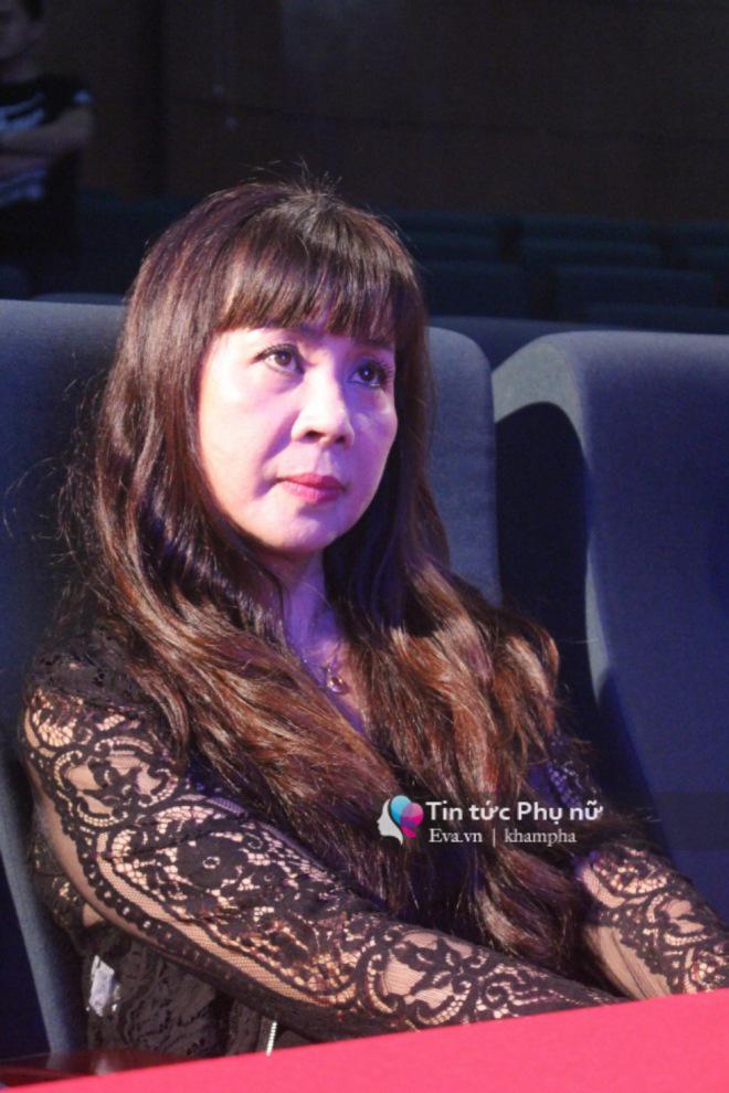 Độc quyền: Mẹ Hoàng Thuỳ Linh lặng lẽ lau nước mắt khi nghe những lời tâm sự của con gái - 1