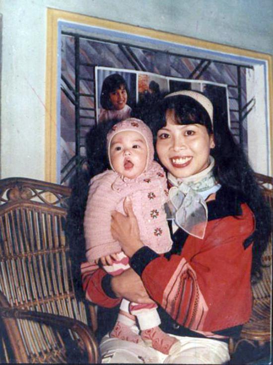 Độc quyền: Mẹ Hoàng Thuỳ Linh lặng lẽ lau nước mắt khi nghe những lời tâm sự của con gái - 4