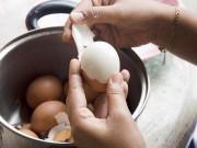 Clip Eva - Mẹo bóc vỏ trứng "nhanh như gió" để bé giúp mẹ làm việc nhà