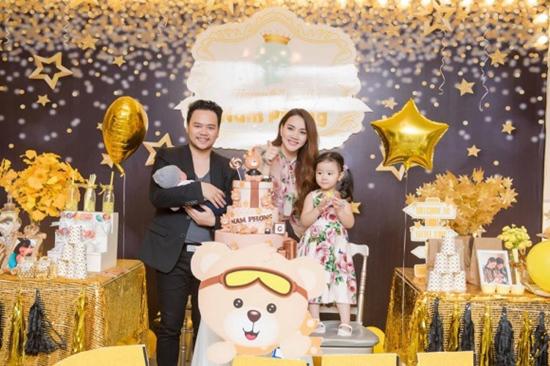 Người mẫu Trang Nhung lần đầu để lộ mặt con trai thứ 2 - 1