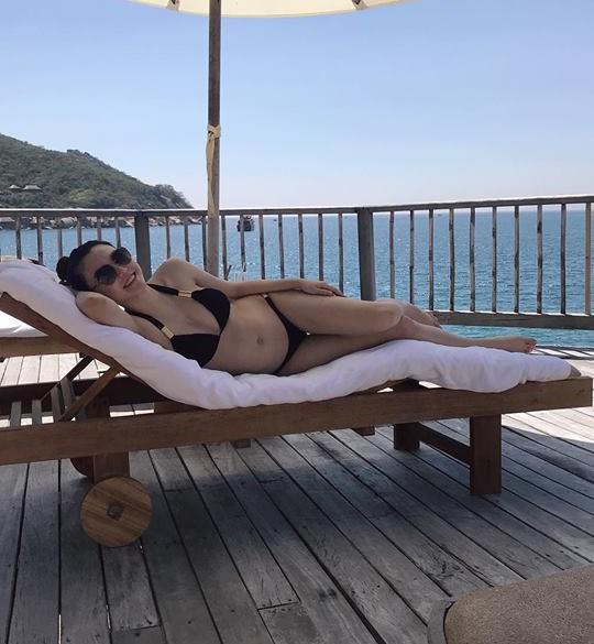 Nữ hoàng sắc đẹp Ngọc Duyên diện bikini khoe bụng bầu amp;#34;vượt mặtamp;#34; trước ngày lâm bồn - 2